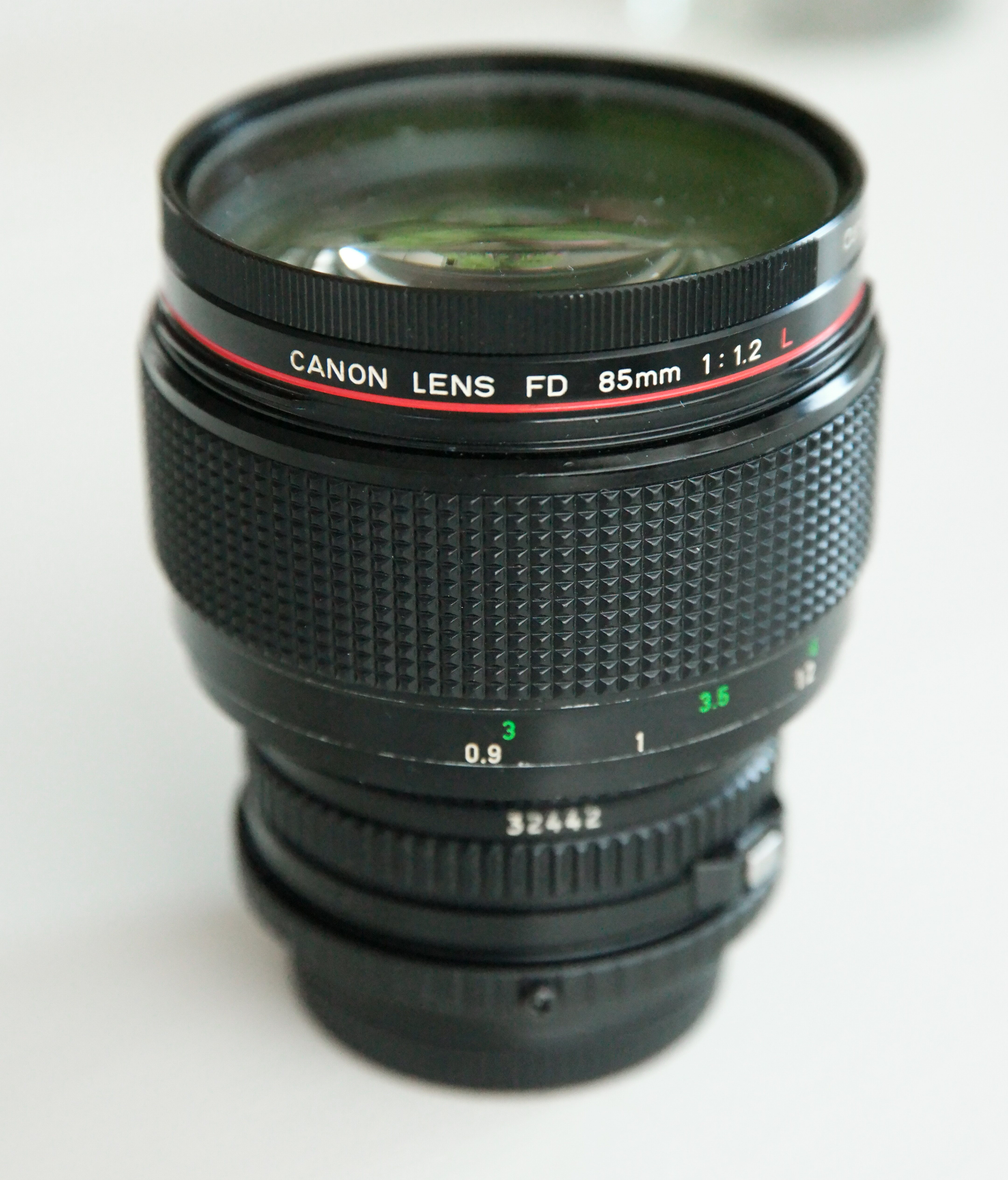 Manual focus short telephoto prime lens for Canon FD full-frame system.