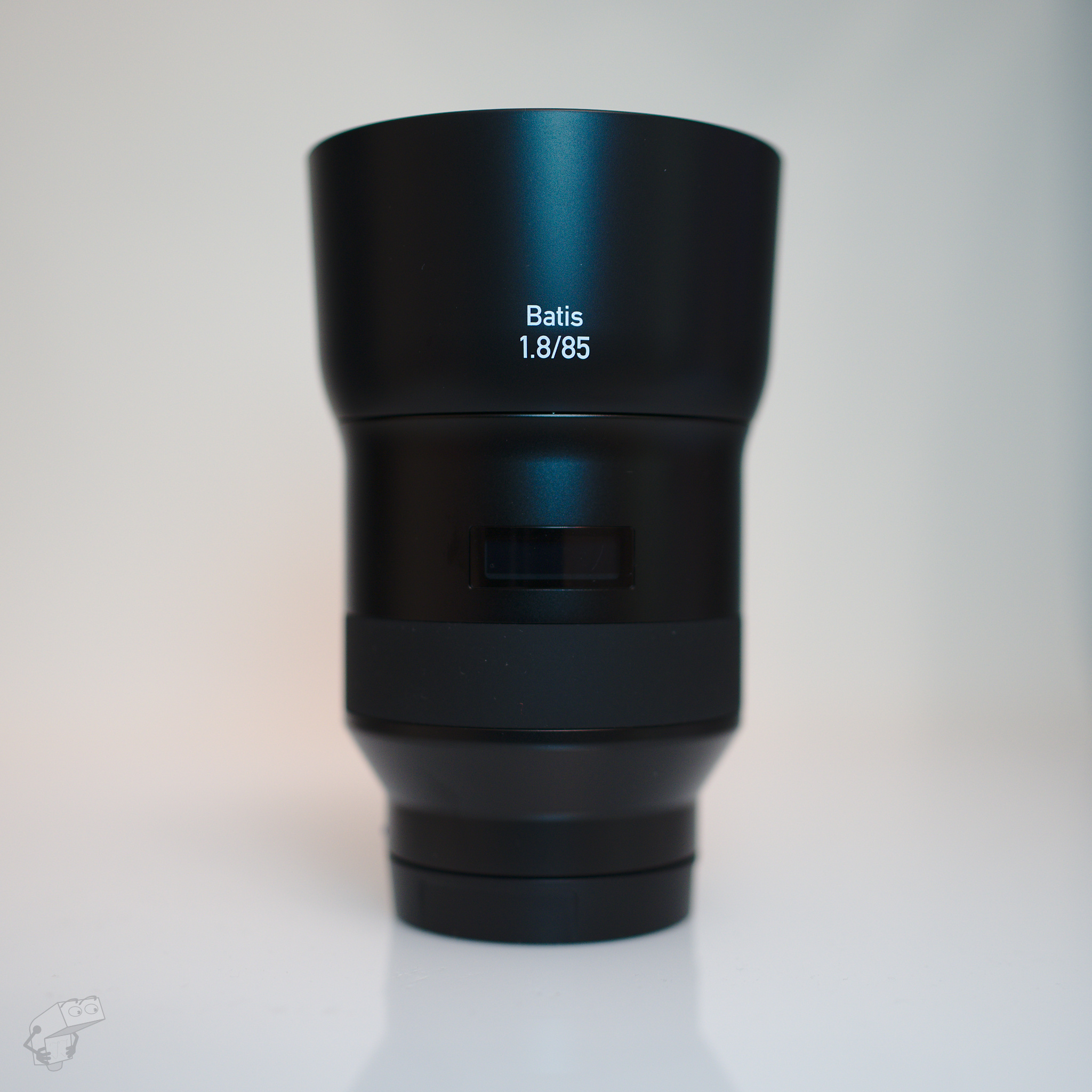 A bright-aperture short telephoto-lens for Sony FE full-frame system.