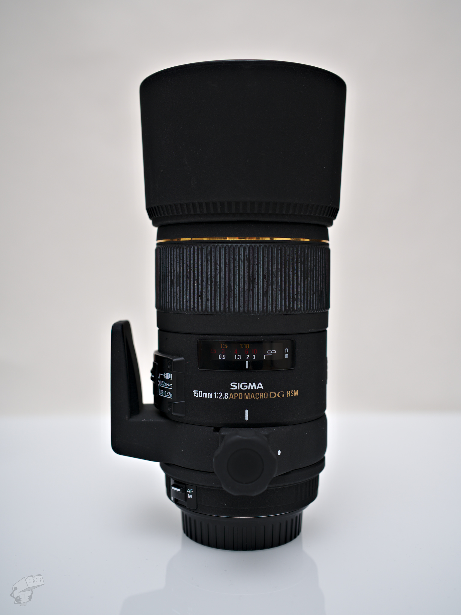 A bright-aperture macro-lens for full-frame system.