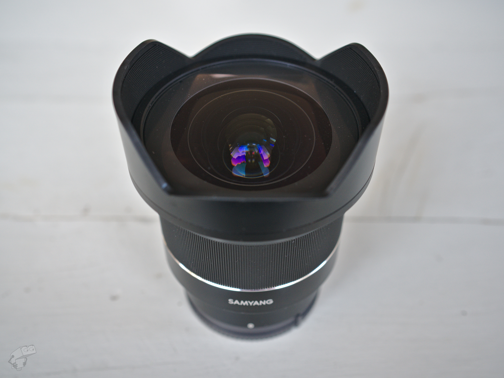 Ultra-wide auto-focus lens with fast aperture for Sony full-frame FE-bayonet.