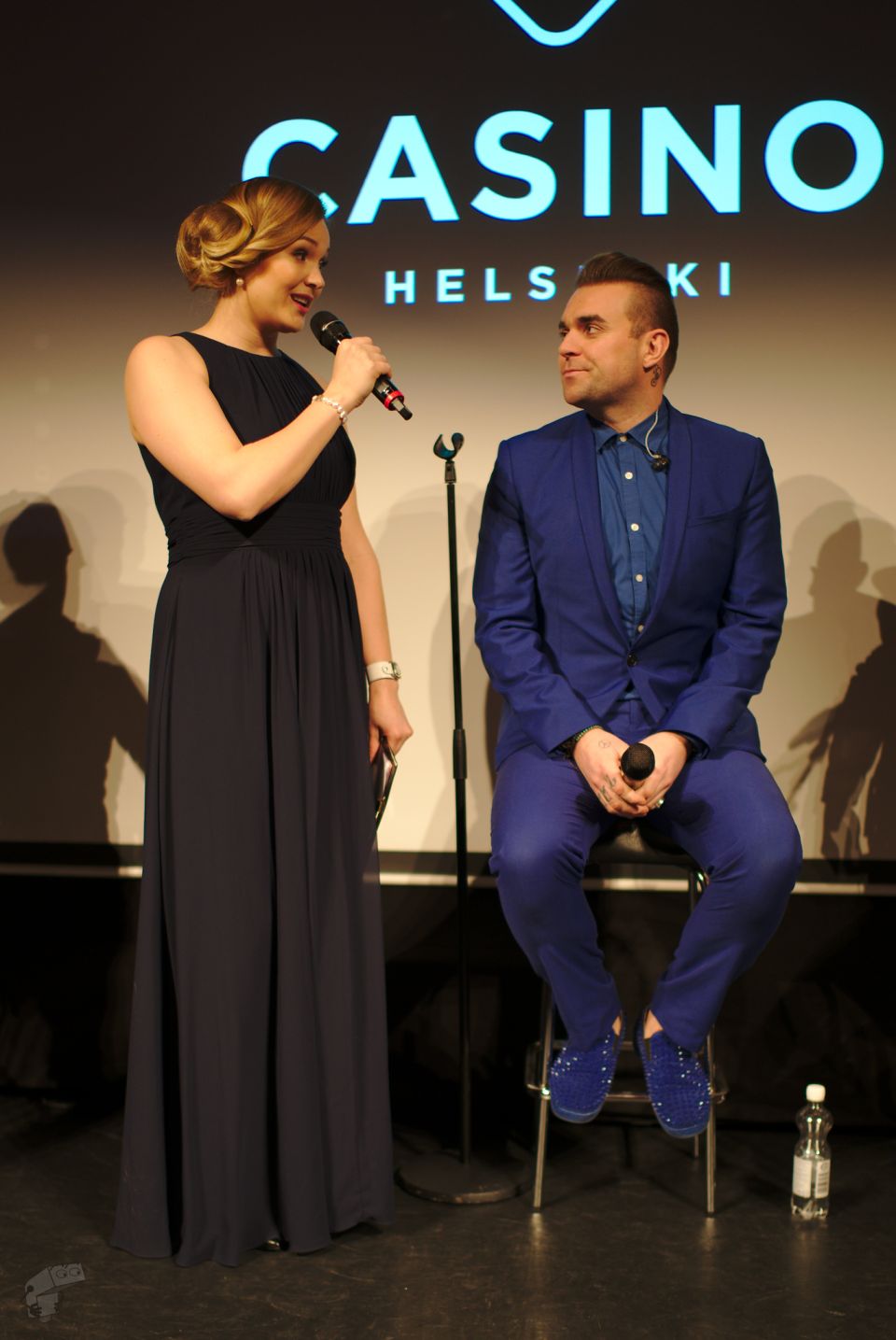 Juontajana toiminut Hanna Onttonen haastattelee Tony Lewisia (alias Robbie Williams)